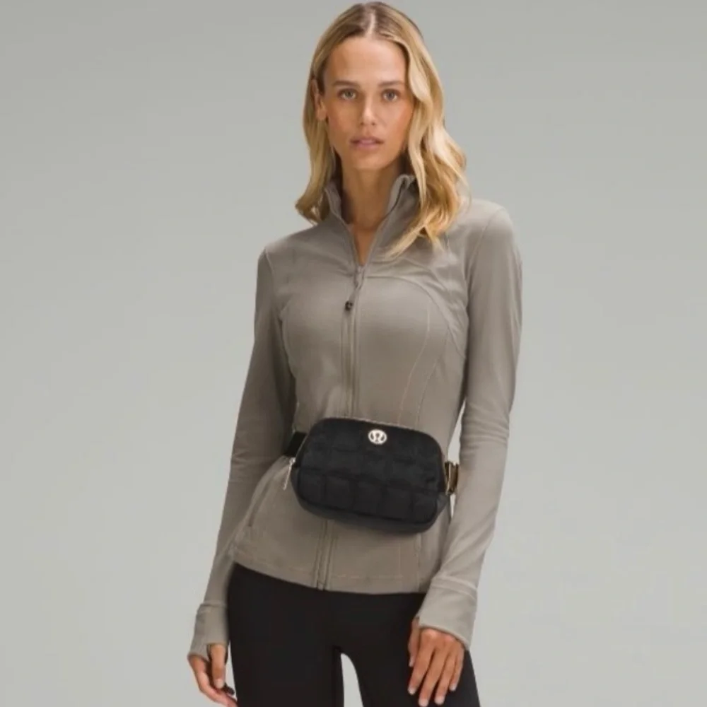 Lululemon Everywhere Belt Bag Quilted Velour Black & Gold Velvet Crossbody Nwt - Picture 6 of 6